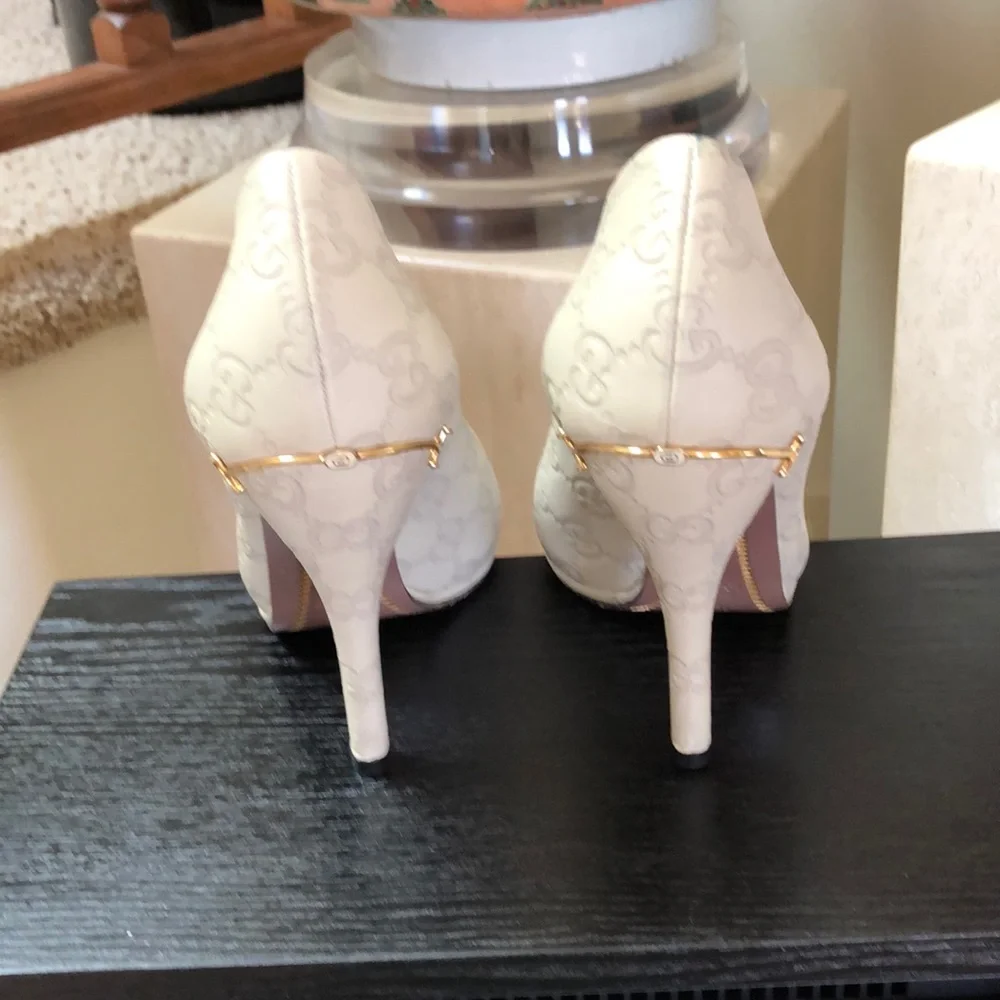 Gucci elegant peep